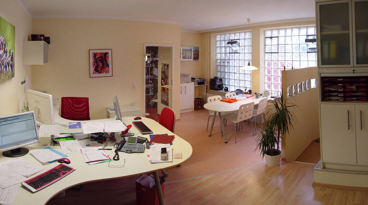 Büro mit Besprechungstisch