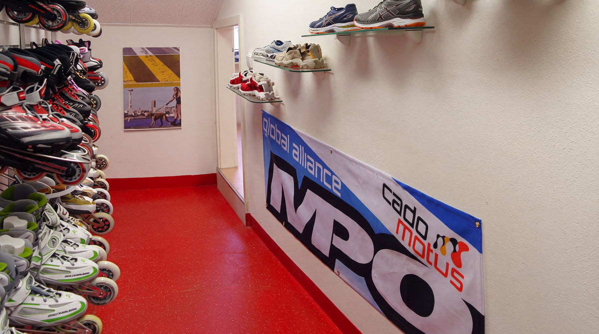 Durchgang zum Büro mit Inline-Skates und Laufschuhen