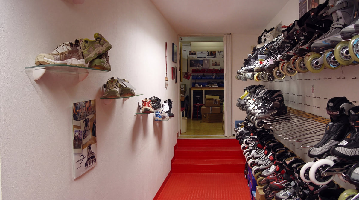 Durchgang zur Inline-Werkstatt mit Freizeit-Skates und Nordic-Walking-Schuhen