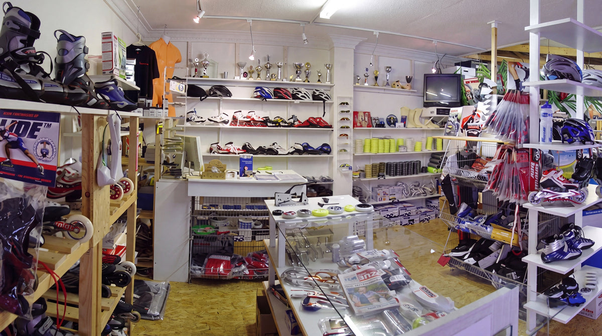 Herzstück des Speedskating-Shops mit Rollen, Helmen und Speedskate-Schuhen