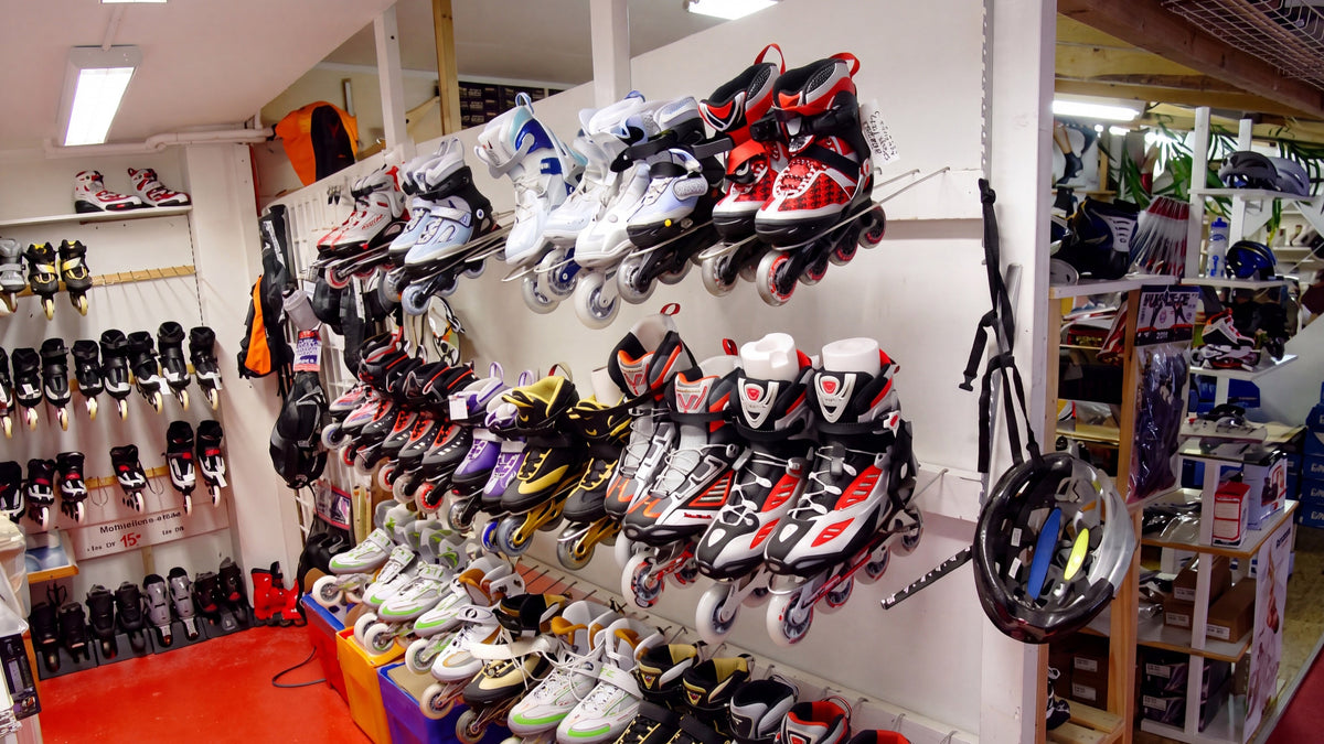 Wand mit Freizeit- und Kinder-Inline-Skates