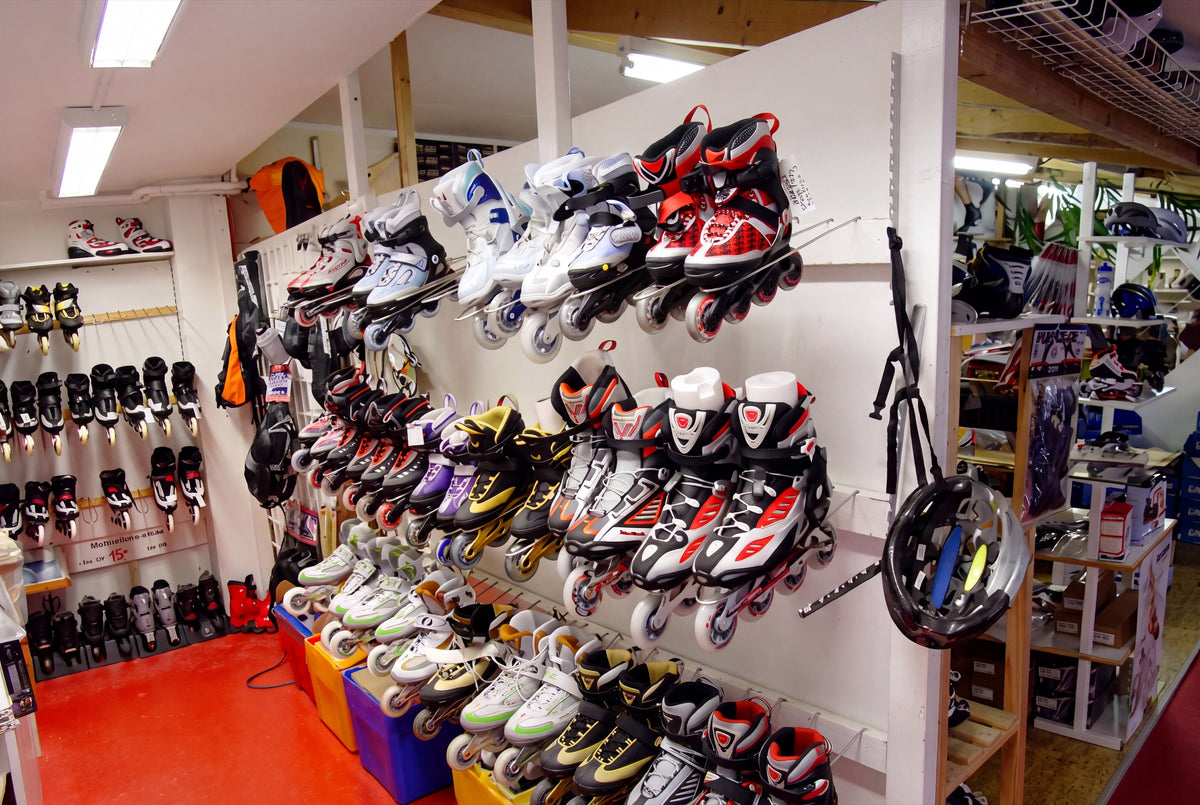 Wand mit Freizeit- und Kinder-Inline-Skates