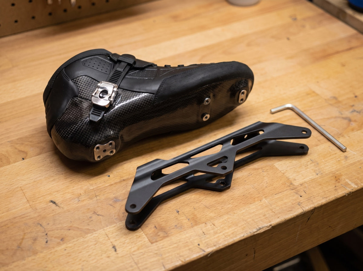 Speedskate-Schuh ohne Schiene auf einer Werkbank