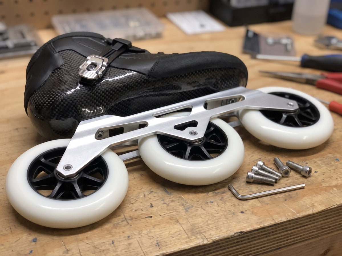Unterseite eines Speedskate-Schuhs mit montierter Aluminiumschiene und Befestigungsschrauben