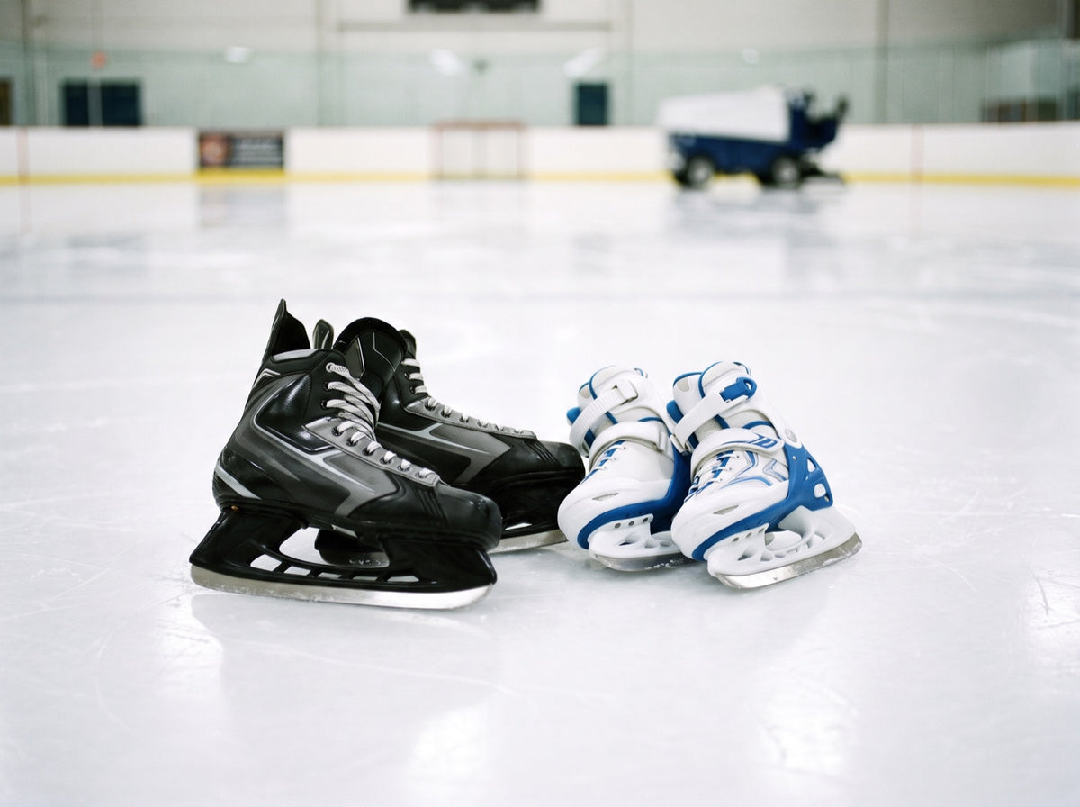 Ein Paar Freizeitschlittschuhe und ein Paar Kinderschlittschuhe auf einer Eisfläche
