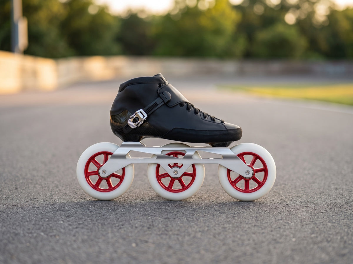 Speedskate mit Carbonschuh und drei großen Rollen auf der Bahn