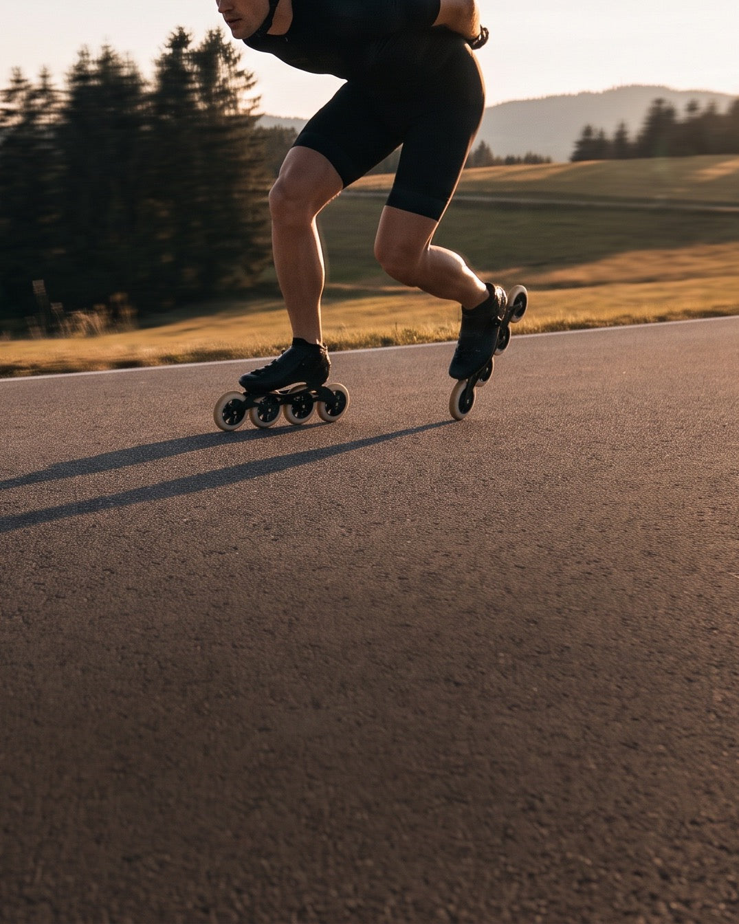 Patineur de vitesse sur une route de campagne au soleil couchant